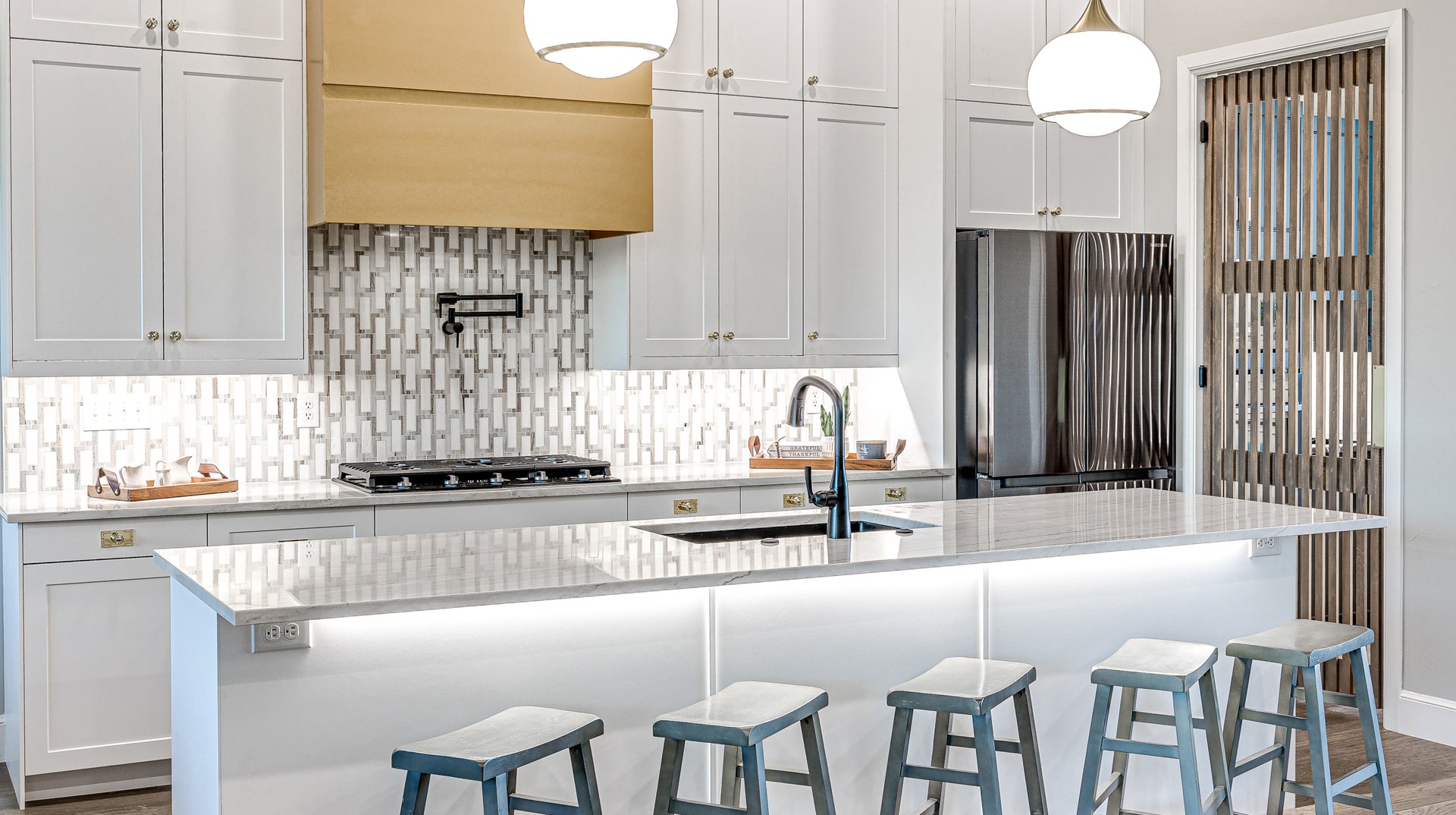 vibrant-ok-cosmopolitan-construction-large-luxury-kitchen